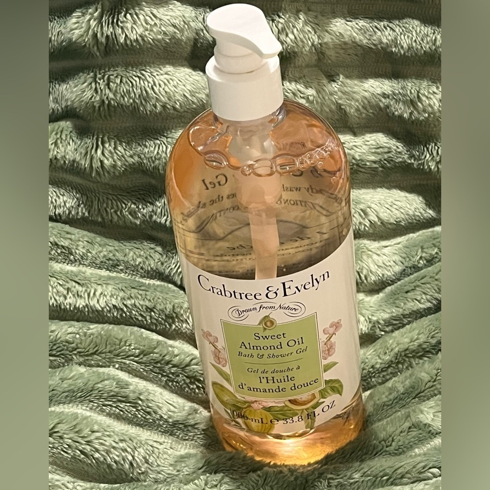 Crabtree & Evelyn Sweet Almond Oil Body Wash - Cream and Gold - Picture 6 of 7